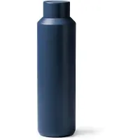 Roly Navy Blue Dubbelwandige thermosfles met behuizing van gerecycled 304 roestvrijstaal. Inhoud: 600 ml. Presentatie in een eco-designdoos.