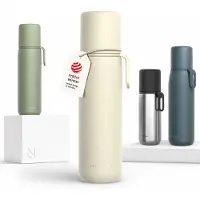 LARS NYSØM Roestvrijstalen Thermosfles - Dubbelwandige Geïsoleerde Drinkfles met Beker en Draagriem, Lekvrije Metalen Fles voor Reizen, Kantoor & Buitenactiviteiten (Almond Beige)