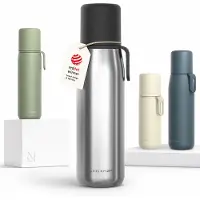 LARS NYSØM Roestvrijstalen Thermosfles - Dubbelwandige Geïsoleerde Drinkfles met Beker en Draagriem, Lekvrije Metalen Fles voor Reizen, Kantoor & Buitenactiviteiten (Stainless Steel)
