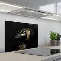 KitchenYeah Spatscherm 70x55 cm - Zelfklevende achterwand Vrouw - Goud - Portret - Modern - Keuken muurbeschermer - Spatwand fornuis