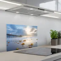 KitchenYeah Spatscherm 60x40 cm - Zelfklevende achterwand Strand - Pier - Zeewier - Zee - Zomer - Keuken muurbeschermer - Spatwand fornuis