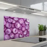 KitchenYeah Spatscherm 70x50 cm - Zelfklevende achterwand Paars - Uien - Close up - Keuken muurbeschermer - Spatwand fornuis