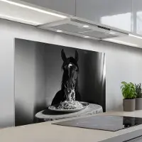 KitchenYeah Spatscherm 100x65 cm - Zelfklevende achterwand Paard - Bord - Pasta - Tafelkleed - Zwart Wit - Dieren - Keuken muurbeschermer - Spatwand fornuis