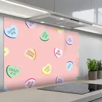 KitchenYeah Spatscherm 120x80 cm - Zelfklevende achterwand Hart - Snoep - Pastel - Tekst - Keuken muurbeschermer - Spatwand fornuis