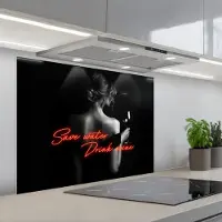 KitchenYeah Spatscherm 90x70 cm - Zelfklevende achterwand Wijn - Vrouw - Neon - Quote - Keuken muurbeschermer - Spatwand fornuis