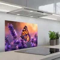 KitchenYeah Spatscherm 70x55 cm - Zelfklevende achterwand Bloemen - Vlinder - Lavendel - Bloem - Natuur - Keuken muurbeschermer - Spatwand fornuis