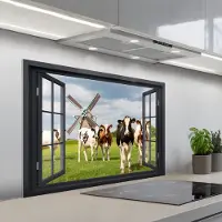 KitchenYeah Spatscherm 100x65 cm - Zelfklevende achterwand Doorkijk - Koe - Molen - Koeien - Weiland - Gras - Groen - Keuken muurbeschermer - Spatwand fornuis