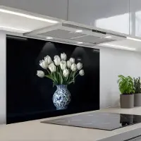 KitchenYeah Spatscherm 80x55 cm - Zelfklevende achterwand Wit - Bloemen - Tulpen - Vaas - Keuken muurbeschermer - Spatwand fornuis