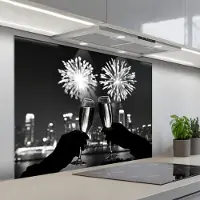 KitchenYeah Spatscherm 100x75 cm - Zelfklevende achterwand Vuurwerk - Proosten - Skyline - Champagne - Keuken muurbeschermer - Spatwand fornuis