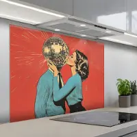 KitchenYeah Spatscherm 100x75 cm - Zelfklevende achterwand Vrouw - Retro - Discobal - Kus - Keuken muurbeschermer - Spatwand fornuis