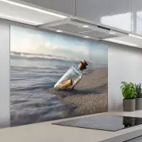 KitchenYeah Spatscherm 100x75 cm - Zelfklevende achterwand Glazenfles - Post - Zee - Zand - Keuken muurbeschermer - Spatwand fornuis