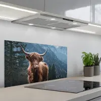 KitchenYeah Spatscherm 80x40 cm - Zelfklevende achterwand Schotse hooglander - Berg - Landschap - Bomen - Koe - Natuur - Keuken muurbeschermer - Spatwand fornuis