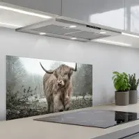 KitchenYeah Spatscherm 80x40 cm - Zelfklevende achterwand Schotse hooglander - Natuur - Herfst - Dieren - Wild - Bos - Keuken muurbeschermer - Spatwand fornuis