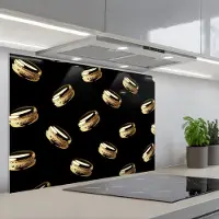 KitchenYeah Spatscherm 80x55 cm - Zelfklevende achterwand Macarons - Patroon - Goud - Zwart - Keuken muurbeschermer - Spatwand fornuis