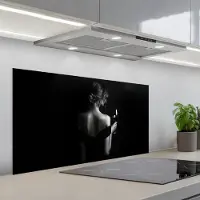 KitchenYeah Spatscherm 100x50 cm - Zelfklevende achterwand Vrouw - Wijn - Jurk - Keuken muurbeschermer - Spatwand fornuis