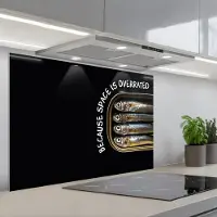 KitchenYeah Spatscherm 90x60 cm - Zelfklevende achterwand Sardines - Tekst - Vis - Blik - Keuken muurbeschermer - Spatwand fornuis