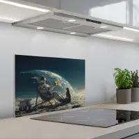 KitchenYeah Spatscherm 60x40 cm - Zelfklevende achterwand Astronaut - Kat - Glas - Stoel - Keuken muurbeschermer - Spatwand fornuis