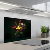 KitchenYeah Spatscherm 70x50 cm - Zelfklevende achterwand Bloemen - Vaas - Zwart - Keuken muurbeschermer - Spatwand fornuis