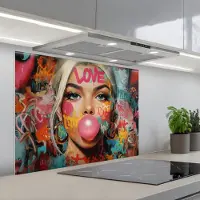 KitchenYeah Spatscherm 90x70 cm - Zelfklevende achterwand Vrouw - Kauwgom - Graffiti - Love - Keuken muurbeschermer - Spatwand fornuis