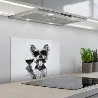 KitchenYeah Spatscherm 60x45 cm - Zelfklevende achterwand Hondje - Wijnglas - Zonnebril - Enthousiast - Keuken muurbeschermer - Spatwand fornuis