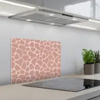 KitchenYeah Spatscherm 60x45 cm - Zelfklevende achterwand Giraffe - Lichtroze - Warm - Roze - Keuken muurbeschermer - Spatwand fornuis