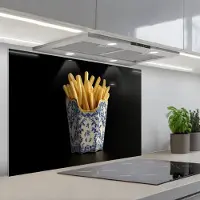 KitchenYeah Spatscherm 80x55 cm - Zelfklevende achterwand Friet - Porselein - Delfts blauw - Eten - Keuken muurbeschermer - Spatwand fornuis