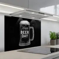 KitchenYeah Spatscherm 90x70 cm - Zelfklevende achterwand Bierpul - Witte krijtletters - Happy beer day - Keuken muurbeschermer - Spatwand fornuis