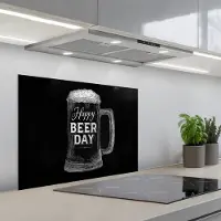 KitchenYeah Spatscherm 70x55 cm - Zelfklevende achterwand Bierpul - Witte krijtletters - Happy beer day - Keuken muurbeschermer - Spatwand fornuis