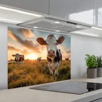 KitchenYeah Spatscherm 90x70 cm - Zelfklevende achterwand Koe - Weiland - Dieren portret - Natuur - Koeien - Keuken muurbeschermer - Spatwand fornuis