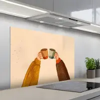 KitchenYeah Spatscherm 100x65 cm - Zelfklevende achterwand Illustratie - Mokken - Proosten - Bruin - Keuken muurbeschermer - Spatwand fornuis
