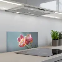 KitchenYeah Spatscherm 60x30 cm - Zelfklevende achterwand Tulpen - Roze - Stelen - Keuken muurbeschermer - Spatwand fornuis