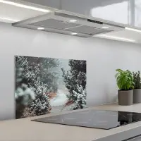 KitchenYeah Spatscherm 60x40 cm - Zelfklevende achterwand Bos - Winter - Bomen - Natuur - Pad - Sneeuw - Keuken muurbeschermer - Spatwand fornuis