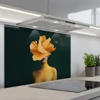 KitchenYeah Spatscherm 90x60 cm - Zelfklevende achterwand Vrouw - Hoed - Geel - Keuken muurbeschermer - Spatwand fornuis