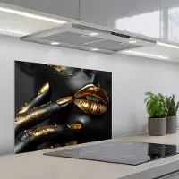 KitchenYeah Spatscherm 70x55 cm - Zelfklevende achterwand Lippen - Goud - Abstract - Zwart - Vrouw - Keuken muurbeschermer - Spatwand fornuis