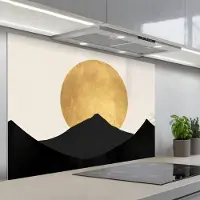 KitchenYeah Spatscherm 120x80 cm - Zelfklevende achterwand Bergsilhouetten - Gouden cirkel - Beige - Keuken muurbeschermer - Spatwand fornuis