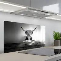KitchenYeah Spatscherm 100x50 cm - Zelfklevende achterwand Schotse Hooglander - Spaghetti - Dieren - Zwart wit - Keuken muurbeschermer - Spatwand fornuis