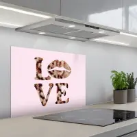 KitchenYeah Spatscherm 70x50 cm - Zelfklevende achterwand Tekst - Love - Pantervacht - Lichtroze - Keuken muurbeschermer - Spatwand fornuis