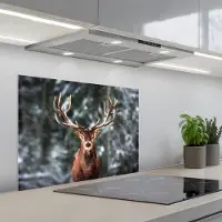 KitchenYeah Spatscherm 70x50 cm - Zelfklevende achterwand Hert - Winter - Sneeuw - Bos - Natuur - Dier - Keuken muurbeschermer - Spatwand fornuis