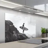 KitchenYeah Spatscherm 100x65 cm - Zelfklevende achterwand Surfer - Rots - Oceaan - Golven - Keuken muurbeschermer - Spatwand fornuis