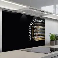 KitchenYeah Spatscherm 120x80 cm - Zelfklevende achterwand Sardines - Tekst - Vis - Blik - Keuken muurbeschermer - Spatwand fornuis