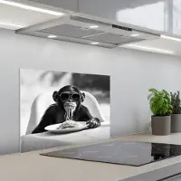 KitchenYeah Spatscherm 60x45 cm - Zelfklevende achterwand Aap - Spaghetti - Zonnebril - Zwart wit - Cool - Dier - Keuken muurbeschermer - Spatwand fornuis