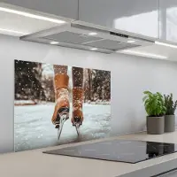 KitchenYeah Spatscherm 70x50 cm - Zelfklevende achterwand Schaatsen - IJs - Winter - Sneeuw - Keuken muurbeschermer - Spatwand fornuis