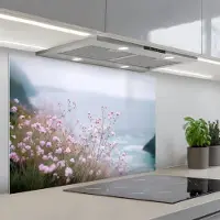 KitchenYeah Spatscherm 90x60 cm - Zelfklevende achterwand Klif - Bloemen - Zee - Roze - Keuken muurbeschermer - Spatwand fornuis
