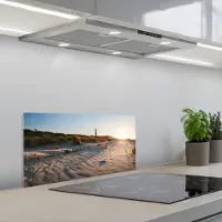 KitchenYeah Spatscherm 70x30 cm - Zelfklevende achterwand Zon - Duinen - Strand - Vuurtoren - Keuken muurbeschermer - Spatwand fornuis