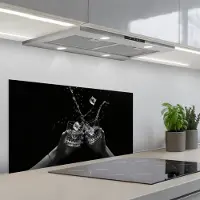 KitchenYeah Spatscherm 80x40 cm - Zelfklevende achterwand Whiskyglazen - Ijs - Spetters - Zwart - Keuken muurbeschermer - Spatwand fornuis