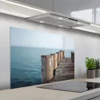 KitchenYeah Spatscherm 100x65 cm - Zelfklevende achterwand Houten steiger - Helderblauwe lucht - Keuken muurbeschermer - Spatwand fornuis