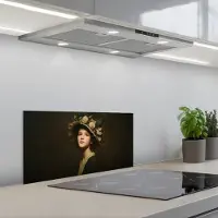 KitchenYeah Spatscherm 60x30 cm - Zelfklevende achterwand Bloemenhoed - Portret - Vrouw - Keuken muurbeschermer - Spatwand fornuis