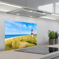 KitchenYeah Spatscherm 70x55 cm - Zelfklevende achterwand Vuurtoren - Duinen - Strand - Zee - Zomer - Keuken muurbeschermer - Spatwand fornuis