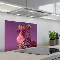 KitchenYeah Spatscherm 70x55 cm - Zelfklevende achterwand Panter - Zonnebril - Kauwgombel - Roze - Keuken muurbeschermer - Spatwand fornuis