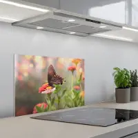 KitchenYeah Spatscherm 60x40 cm - Zelfklevende achterwand Bloemen - Vlinder - Natuur - Bloem - Keuken muurbeschermer - Spatwand fornuis